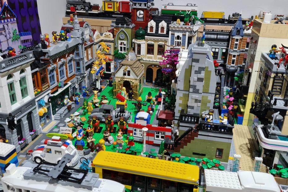 Eine detailreiche Lego-Stadt mit zahlreichen Figuren und Gebäuden.