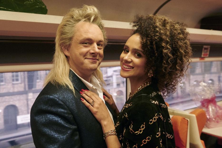 Michael Sheen und Nathalie Emmanuel in „Last Train to Christmas“.