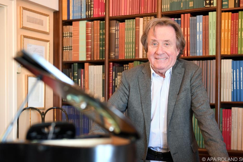 Rudolf Buchbinder 2020 vor seinen Sammlungen