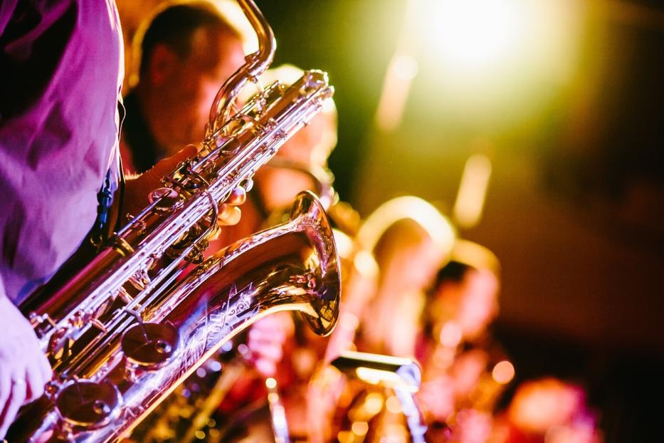 Ein Saxophonspieler tritt mit seiner Band auf der Bühne auf.