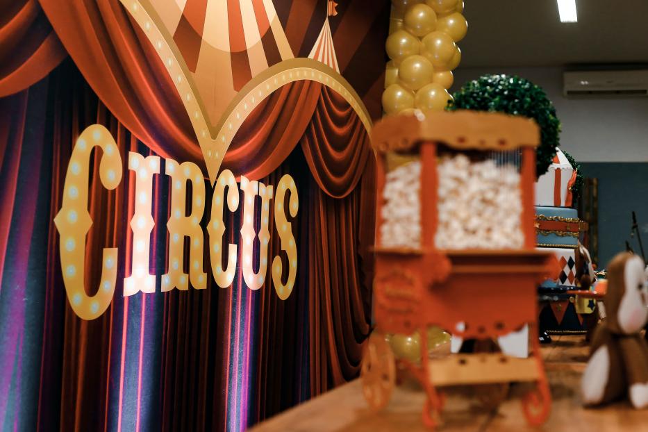 Dekoration für eine Zirkusparty mit Popcornwagen und Zirkuszelt-Motiv.