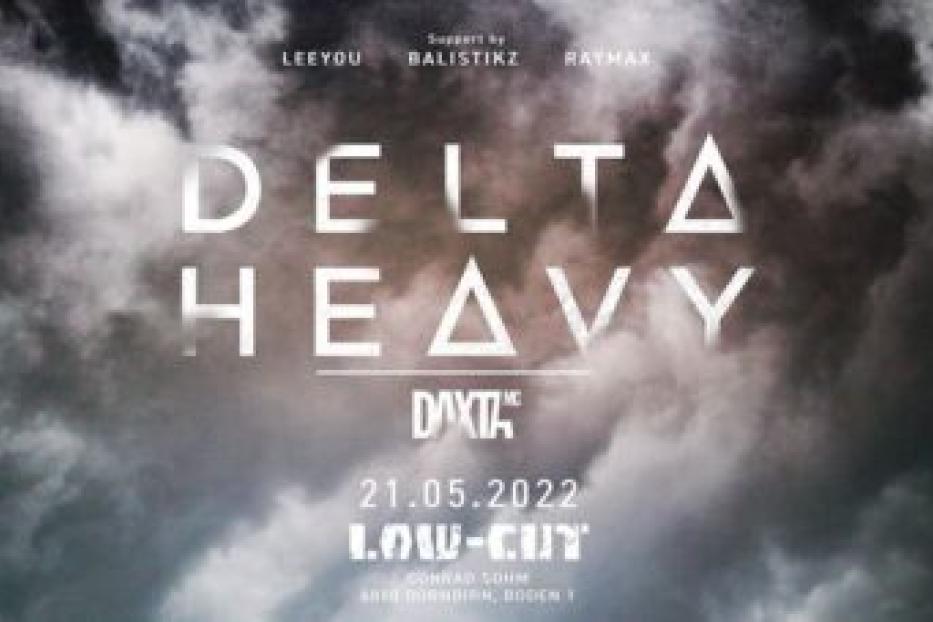 Ein Veranstaltungsplakat für Delta Heavy am 21.05.2022 im Low-Cut, vor einem Hintergrund aus dunklen Wolken.