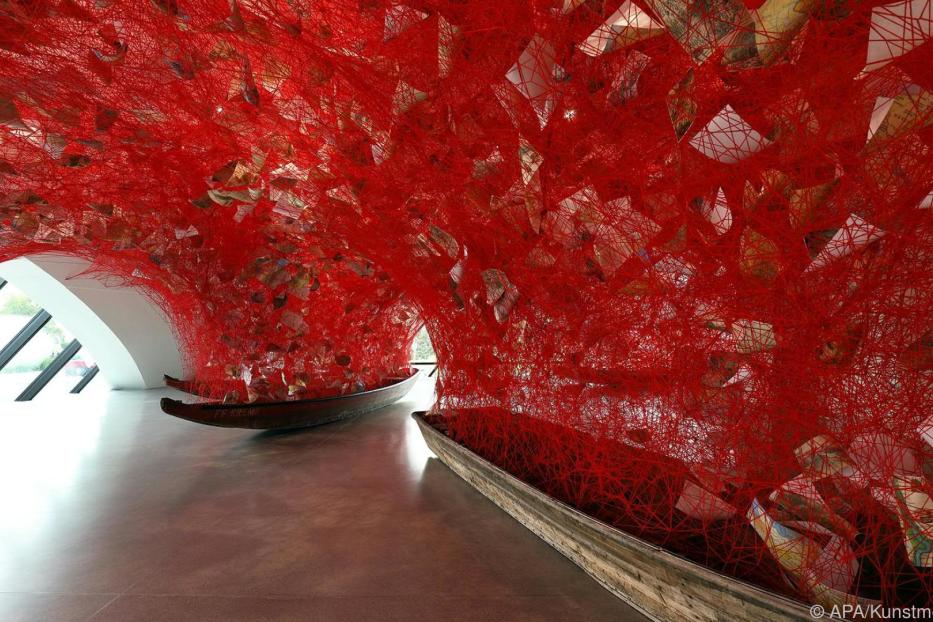 Chiharu Shiotas rotes Fadenzelt thematisiert die Donau