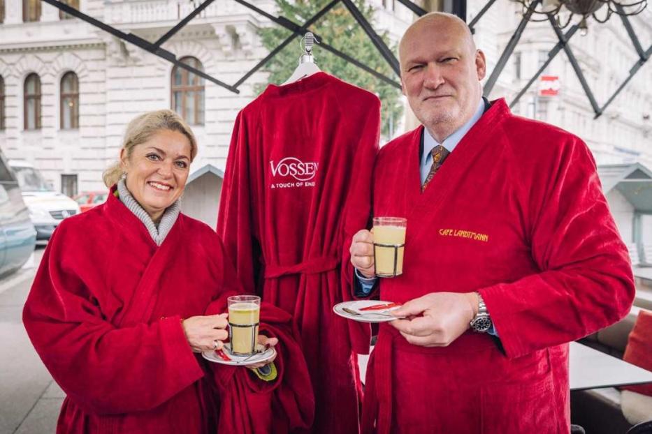 Berndt Querfeld und Sabine Pillinger-Kienzer vor dem Café Landtmann