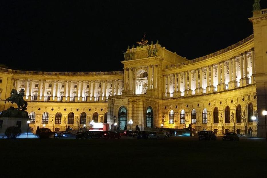 Die Hofburg in Wien ist nachts beleuchtet.