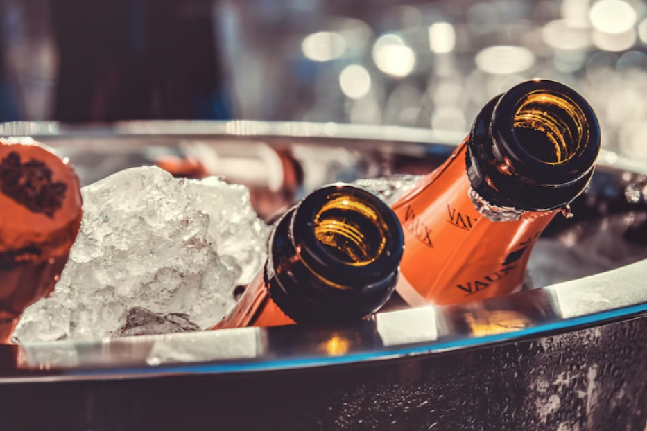 Champagnerflaschen der Marke Vaux liegen in einem Eiskübel.