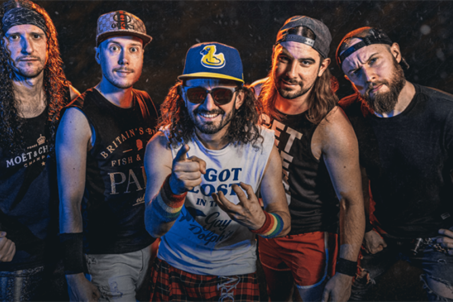 Eine Band posiert in ausgefallenen Outfits für ein Gruppenfoto.