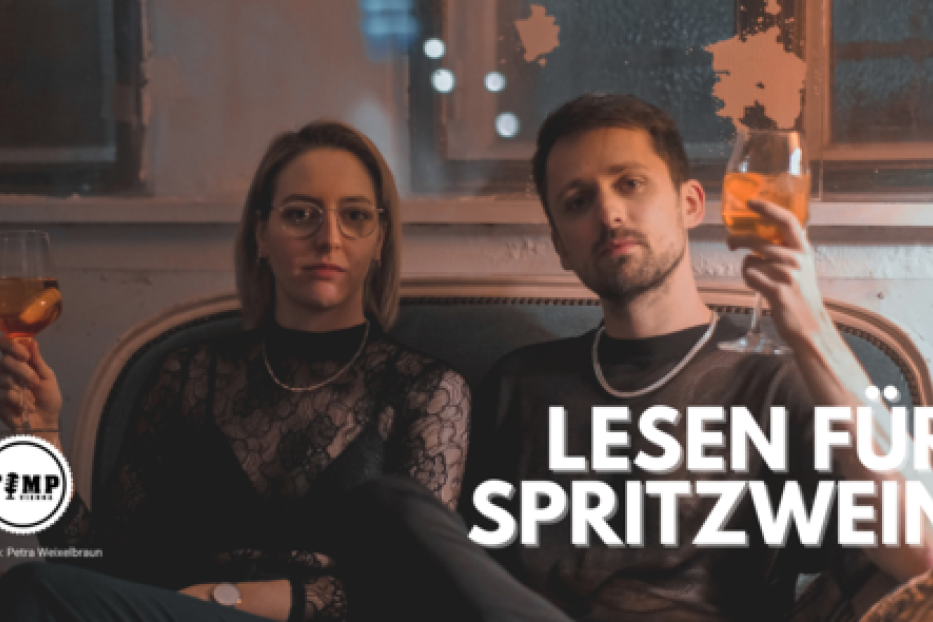 Eine Frau und ein Mann sitzen mit je einem Glas Spritzwein in einem Raum.