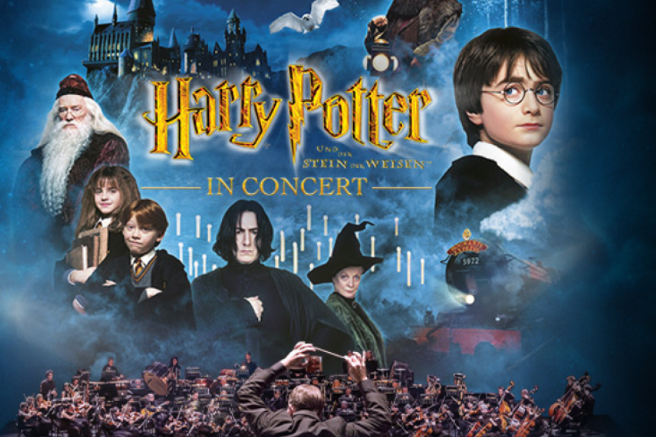 Plakat für „Harry Potter und der Stein der Weisen“ in Concert mit den Hauptfiguren und einem Orchester.