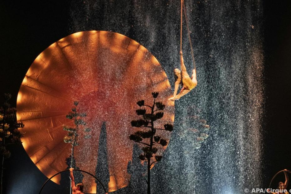 "Luzia" zeigt Akrobatik unter Wasserfall im Zirkus-Zelt