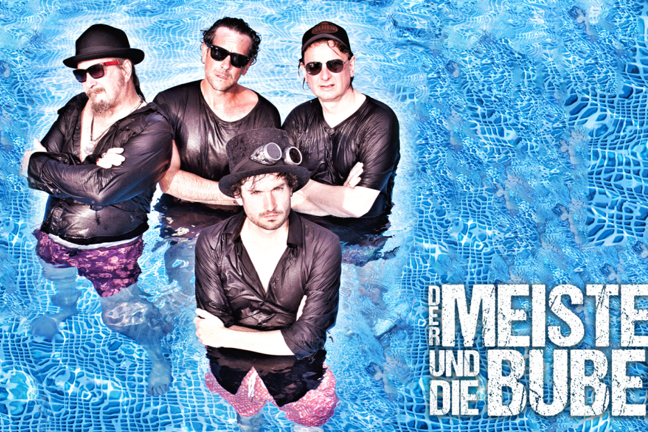 Die Band „Der Meister und die Buben“ steht in einem Schwimmbad.
