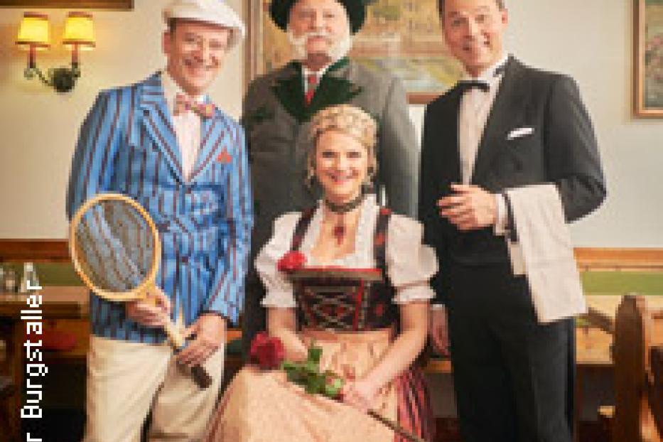 Vier Personen in Kostümen posieren in einem Restaurant für ein Foto.