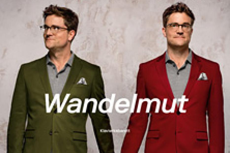 Das Cover von Bodo Wartkes Album „Wandelmut“ zeigt den Künstler in zwei Anzügen, grün und rot, Händchen haltend.