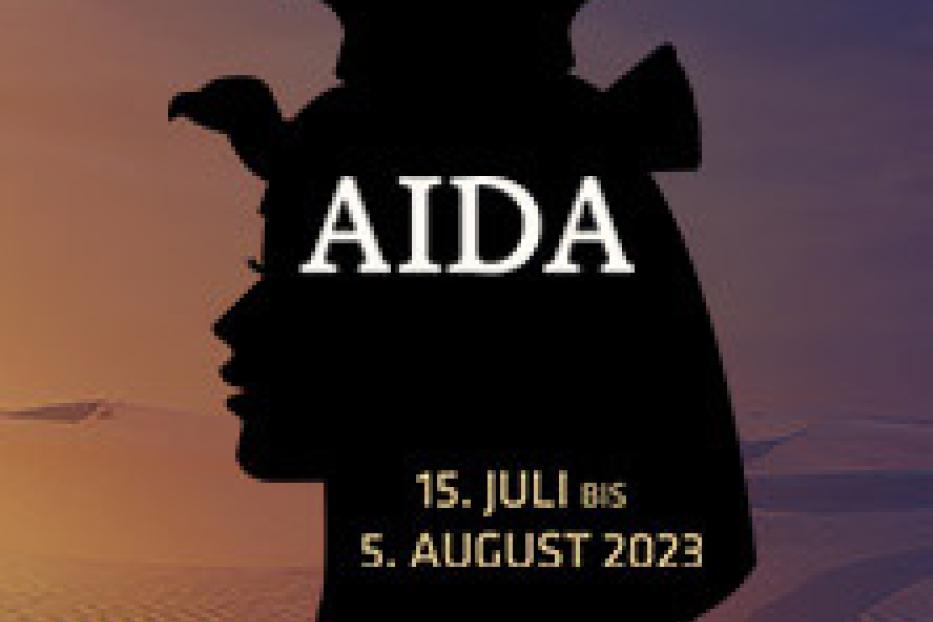 Silhouette einer Frau mit ägyptischer Kopfbedeckung vor einer Wüstenlandschaft, Werbung für die Oper „Aida“.