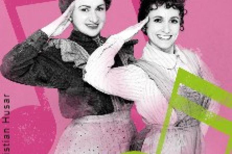Zwei Frauen in historischen Kostümen salutieren vor einem pinkfarbenen Hintergrund mit Noten.