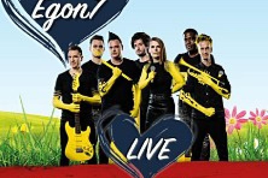 Das Cover der Live-CD von Egon 7 in Brunn am Gebirge zeigt die Band vor blauem Himmel.