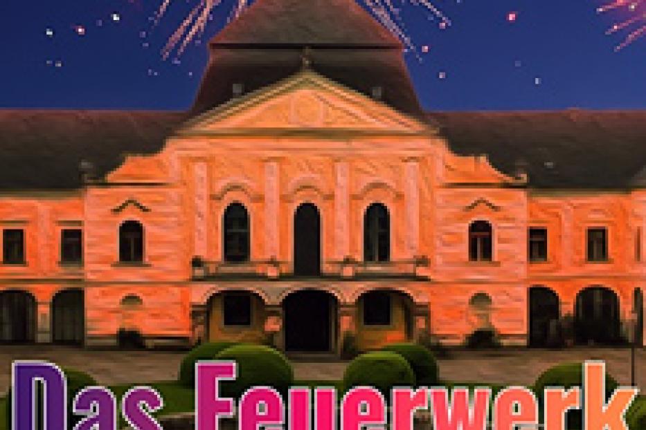 Das Schloss Esterházy in Eisenstadt mit Feuerwerk im Hintergrund.