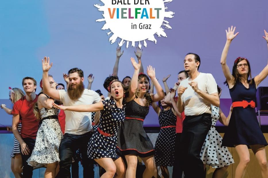 Eine Gruppe von Menschen tanzt auf einer Bühne beim „Ball der Vielfalt“ in Graz.