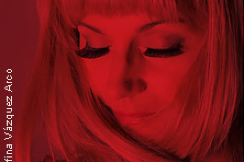 Das Porträt einer Frau mit langen, roten Haaren und geschlossenen Augen.