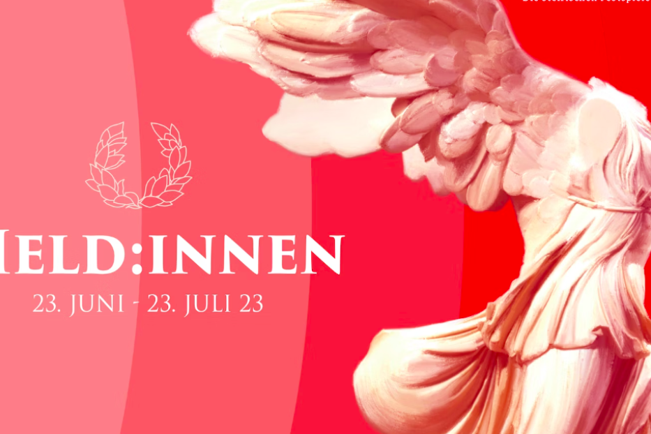 Das Plakat für die „Held:innen“-Ausstellung zeigt eine geflügelte Statue auf rotem Grund.
