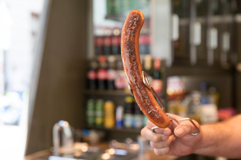 Gebratene Wurst bei einem Wiener Würstelstand