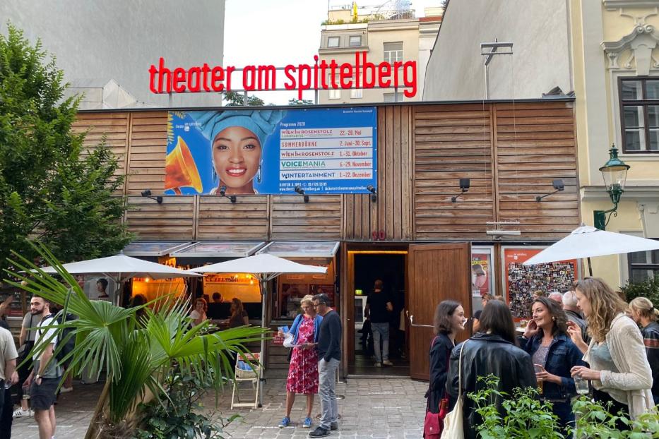 Das Theater am Spittelberg mit Publikum vor dem Eingang.