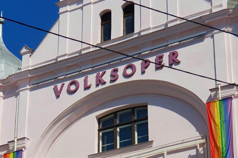 Die Wiener Volksoper zeigt im Pride Month Flagge(n)