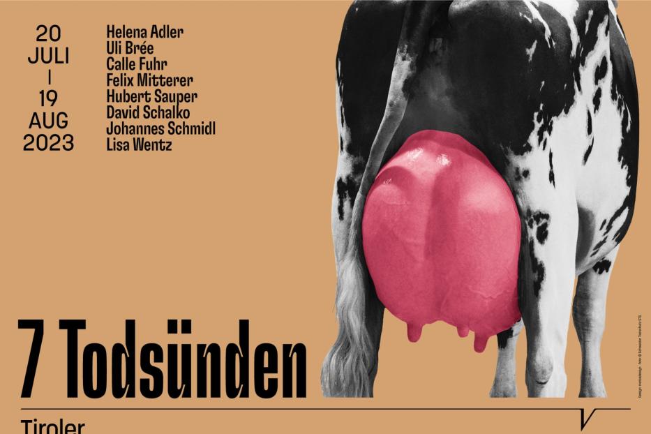 Plakat für die Tiroler Volksschauspiele „7 Todsünden“ mit einer Kuh im Hintergrund.