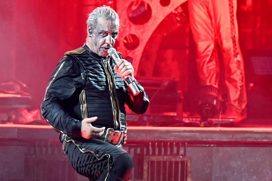 Rammstein: Bei den Konzerten in Berlin hat Frontmann Lindemann den Text bei Ohne Dich und Angst kurzerhand umgetextet, wie Fan-Videos zeigen. 