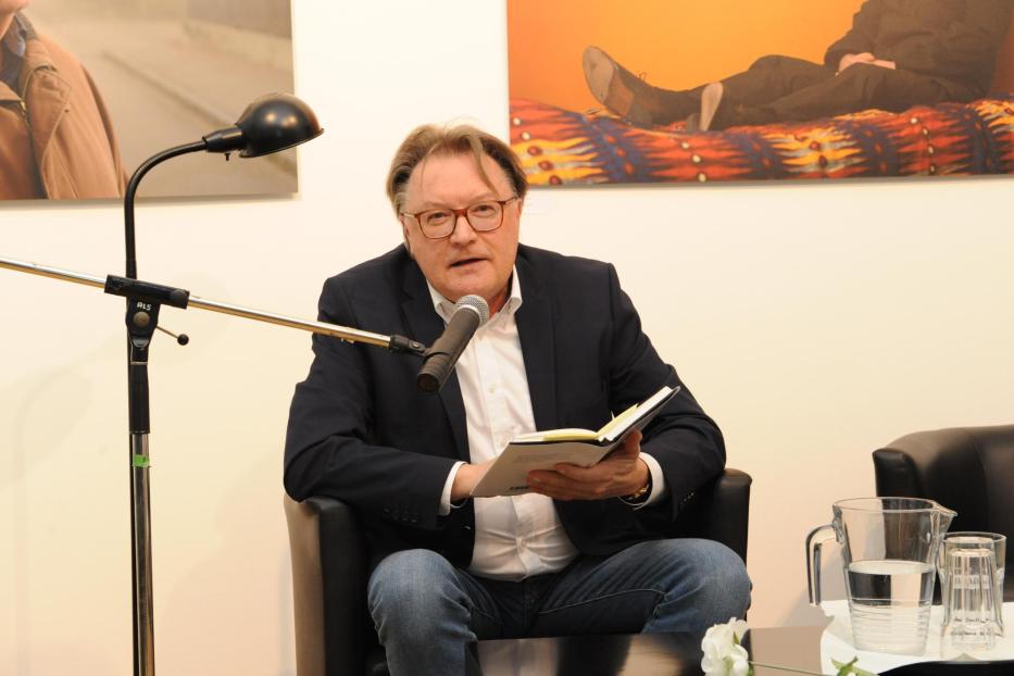Janko Ferk liest im Rathaus aus einem Buch vor.