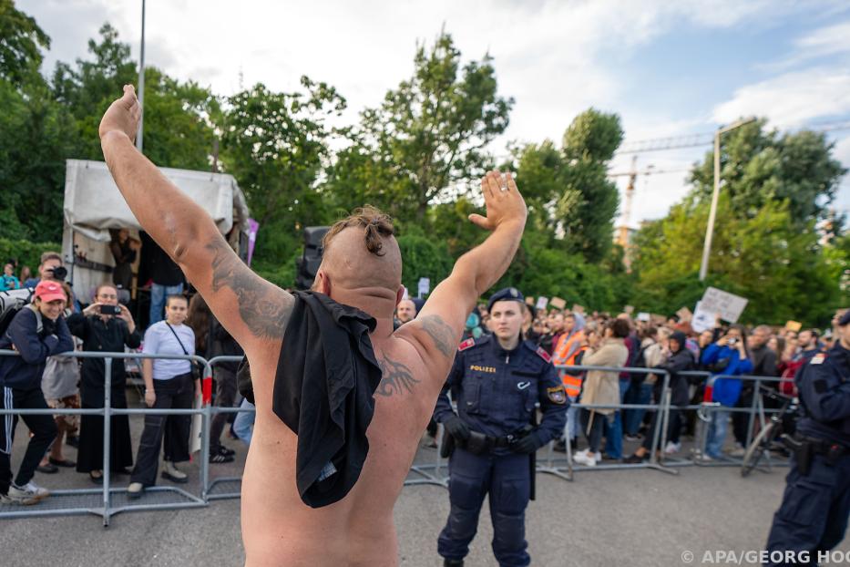 Proteste und polizeiliche Interventionen am ersten Konzert-Tag in Wien