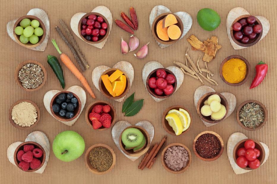 unterschiedliche schüsserl mit buntem Obst