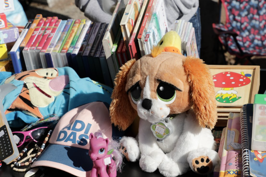 Beim Flohmarkt im Wiener Prater werden Spielsachen verkauft.