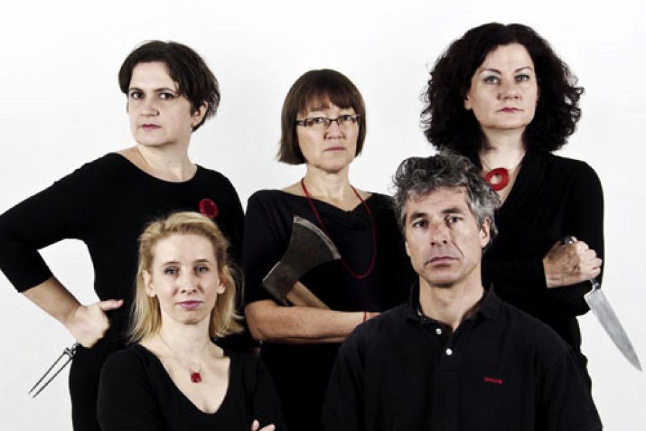 Fünf Personen posieren mit einer Axt, einem Messer und einer Fliegenklatsche für ein Foto.