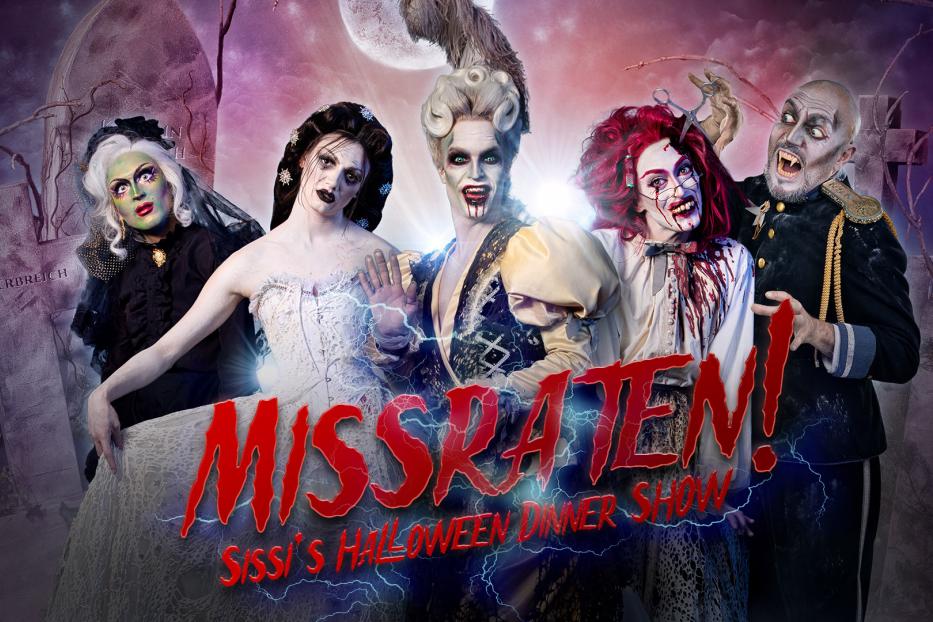 Dragqueens in Kostümen vor Grabsteinen für die „Missratene! Sissi’s Halloween Dinner Show“.