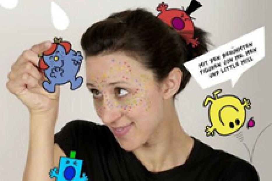 Eine Frau präsentiert das Kinderstück „Mit Gefühl(t)“ mit Figuren aus „Mr. Men und Little Miss“.