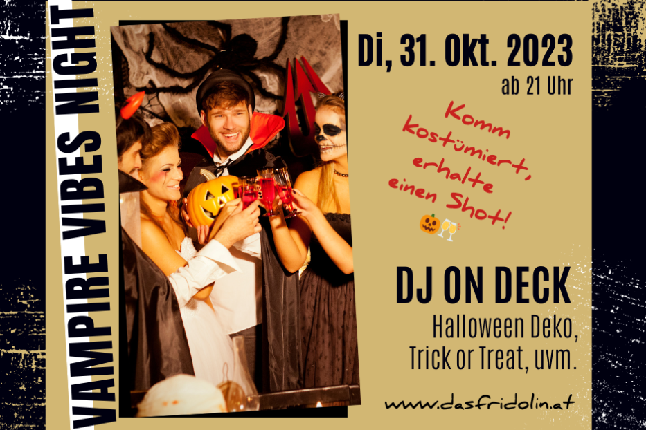 Eine Gruppe kostümierter Personen stößt auf einer Halloween-Party mit Getränken an.
