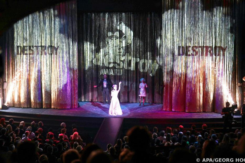 Eröffnungact im Wiener Volkstheater.