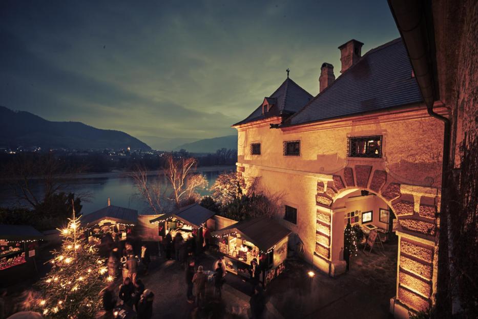 Ein Schloss in Niederösterreich mit Adventmarkt nahe am Donauufer