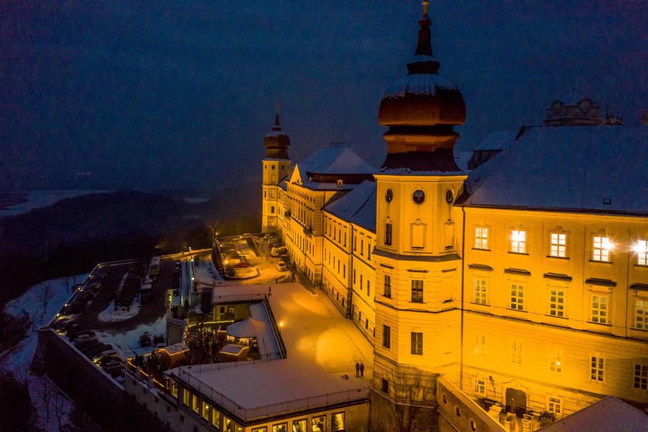 Der Adventmarkt im Stift Göttweig bei Nacht.