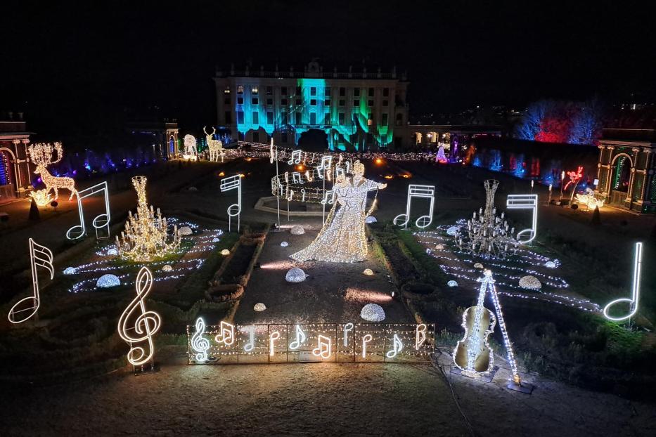 Eine Musikalische Lichterkonstruktion im Kronprinzenpark Schloss Schönbrunn