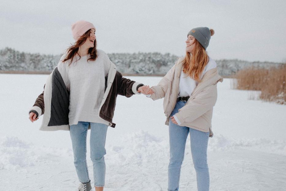 Zwei Frauen mit Eislaufschuhen.