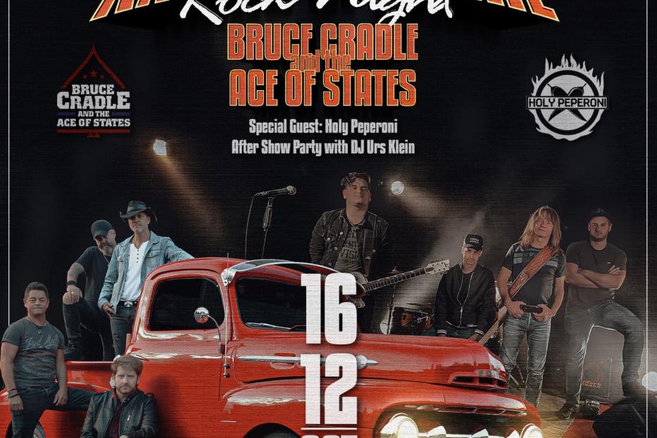 Eine Band steht vor einem roten Oldtimer-Truck für einen „Rock Night“-Auftritt in Dornbirn.