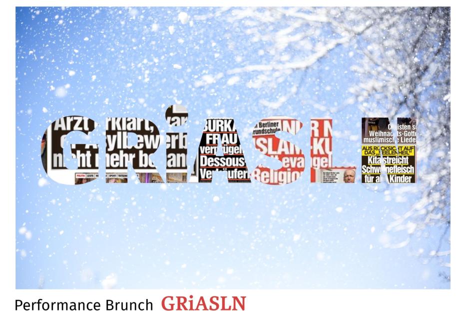 Das Wort „GRIASLN“ ist mit Zeitungsausschnitten vor einem verschneiten Himmel gefüllt.