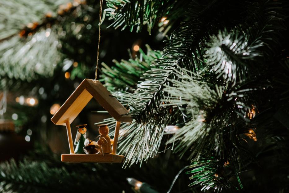 Eine weihnachtliche Krippe am Christbaum.