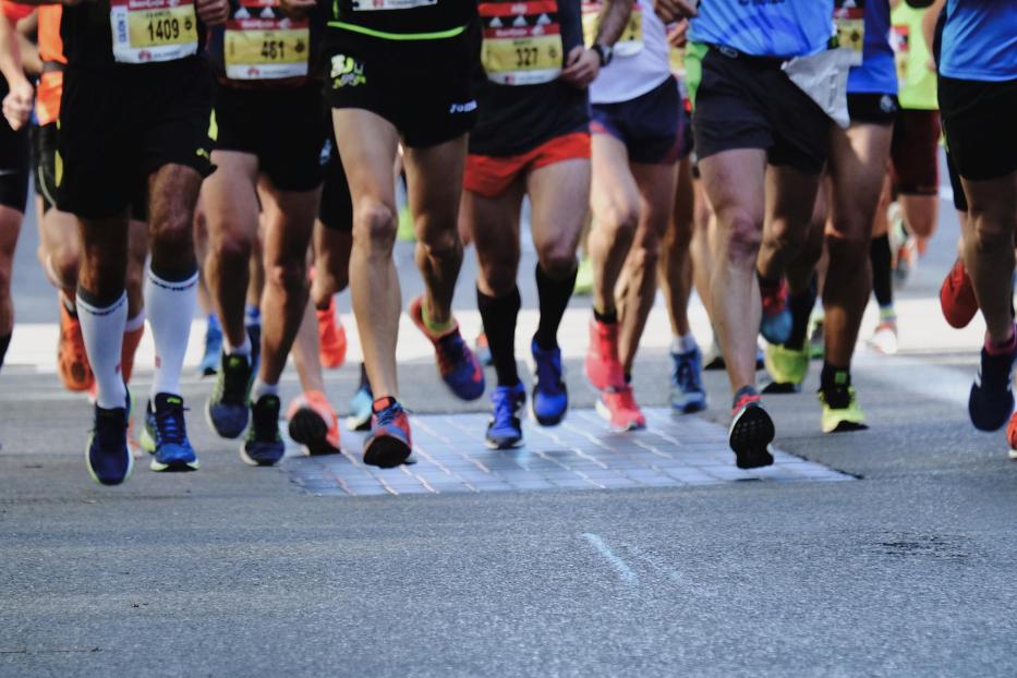 Eine Gruppe von Läufern nimmt an einem Marathon teil.