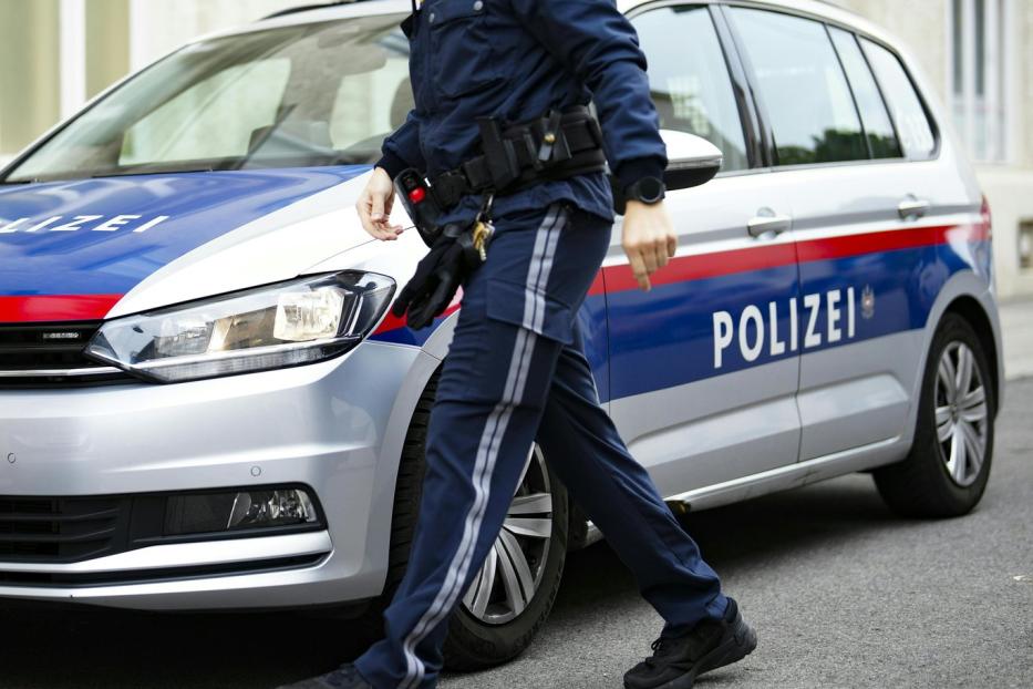 Polizist neben Auto