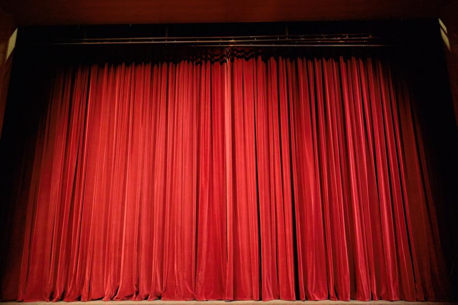 Ein roter Theatervorhang ist geschlossen.