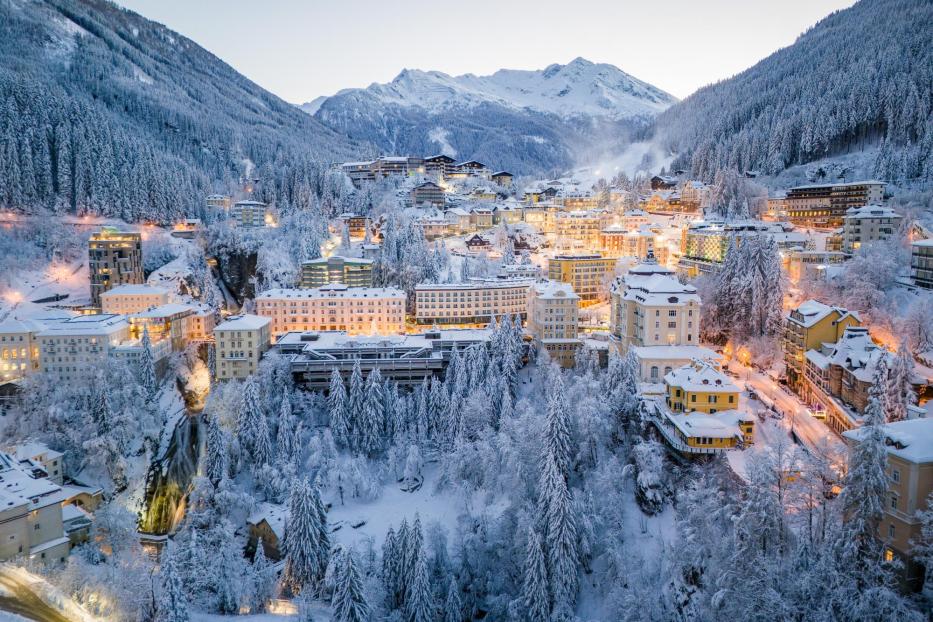 Blick auf Bad Gastein im Winter mit schneebedeckten Bergen im Hintergrund.