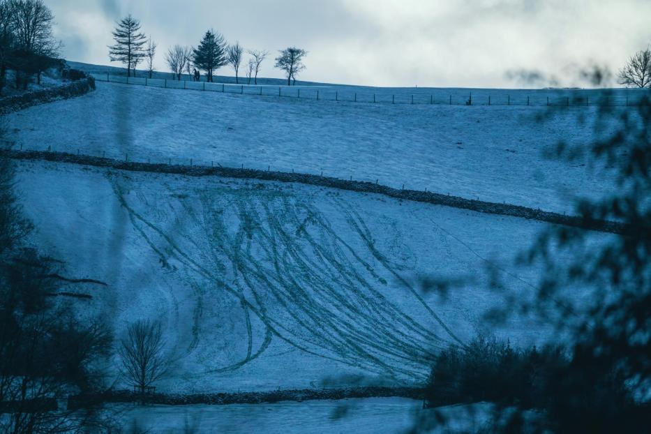 Ein schneebedeckter Hügel.